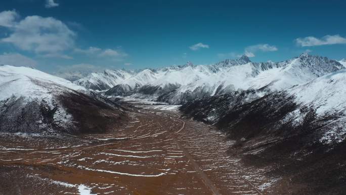 雪山峡谷视频青藏高原延绵的雪山和盆地