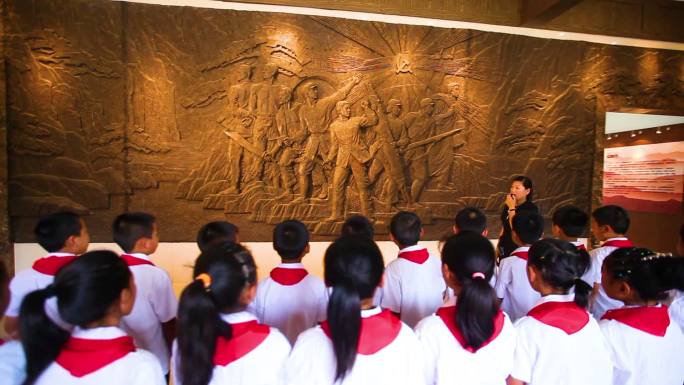 小学生来到桐柏革命纪念馆学习革命精神