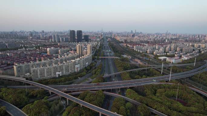 航拍上海疫情空旷街道马路无人居家隔离4K