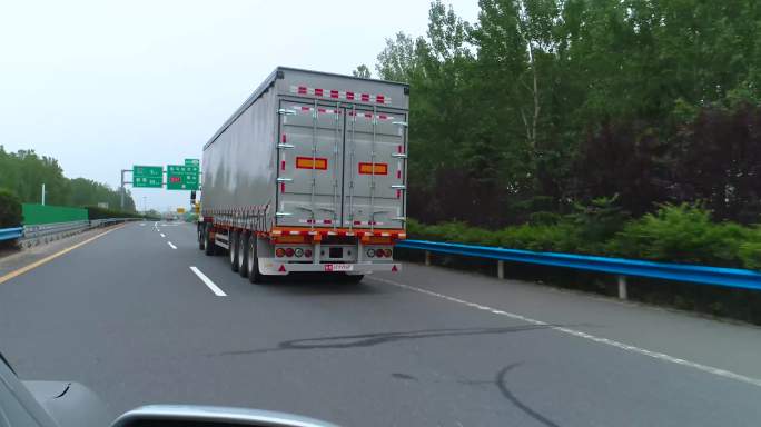 货车行驶在大件路 高速路上