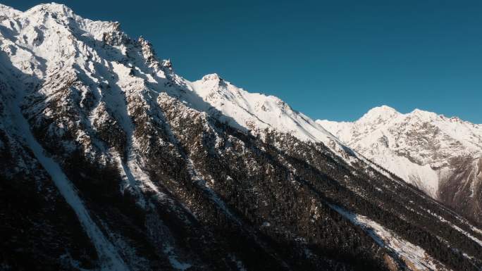 雪山近景视频青藏高原蓝天下雪山雪峰山坡