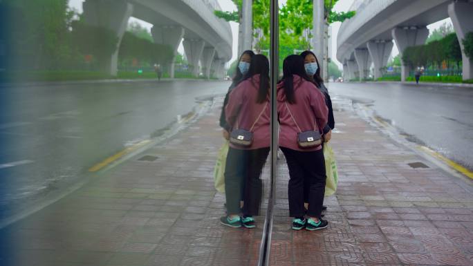 雨天乘坐公交车出行