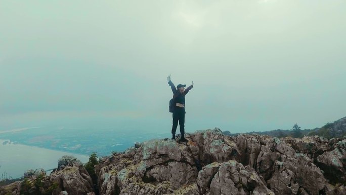 美女爬山旅游拍照