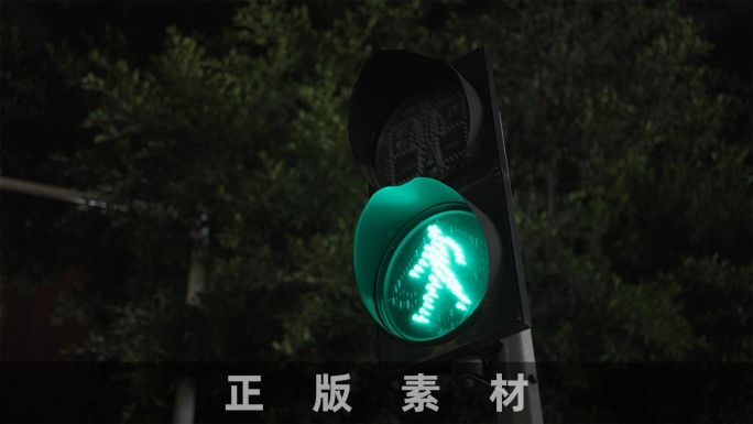 晚上的路灯信号灯红绿灯路口