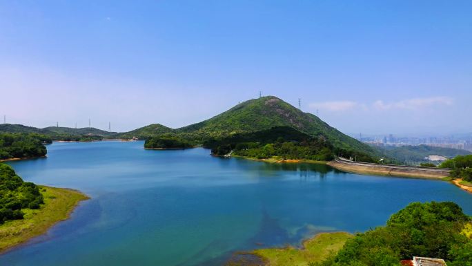 4K航拍深圳坪山马峦山公园水面大景水库