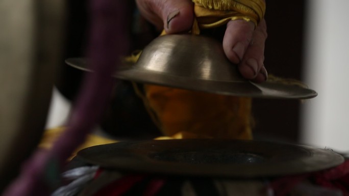 中国传统民间乐器镲敲打特写