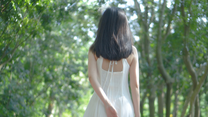 女孩在树林行走伸手遮挡阳光4k视频素材