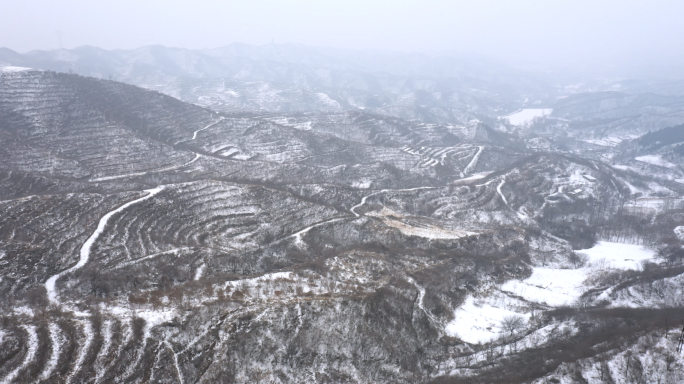 航拍雪山梯田人家小路