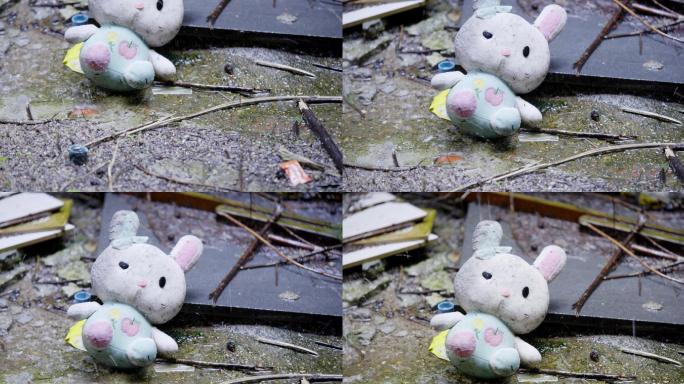 大雨 中的 兔子 毛绒玩具 下往上 4K