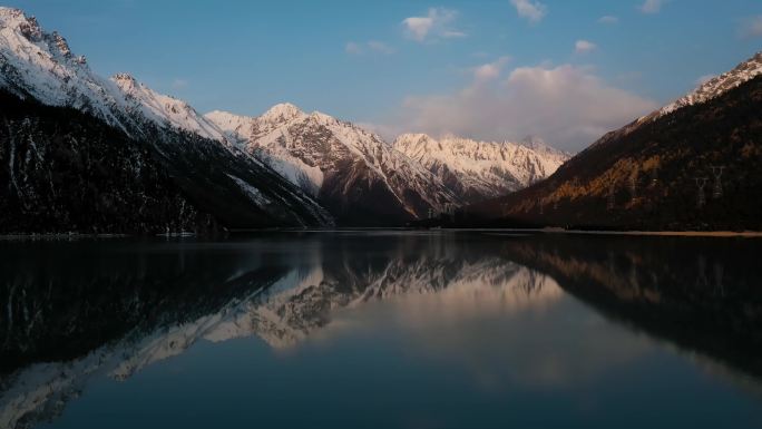 雪峰湖泊视频青藏高原日照金山雪峰倒影湖泊