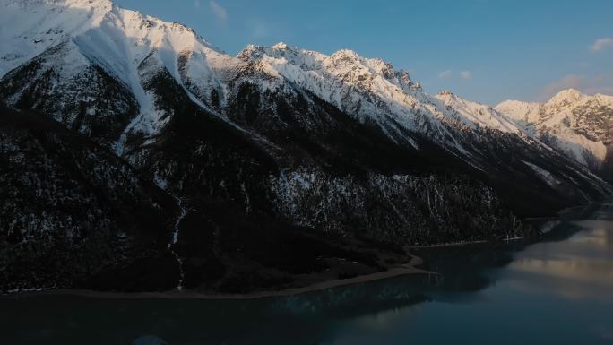 雪山湖泊视频青藏高原日照金山雪峰高原湖泊