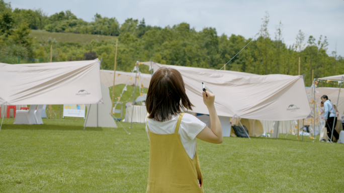 夏天放风筝的女孩户外露营活动