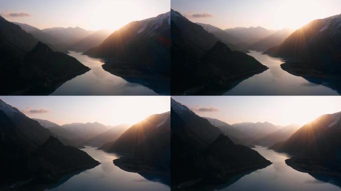 雪山湖泊视频夕阳照射青藏高原雪峰湖泊湖水