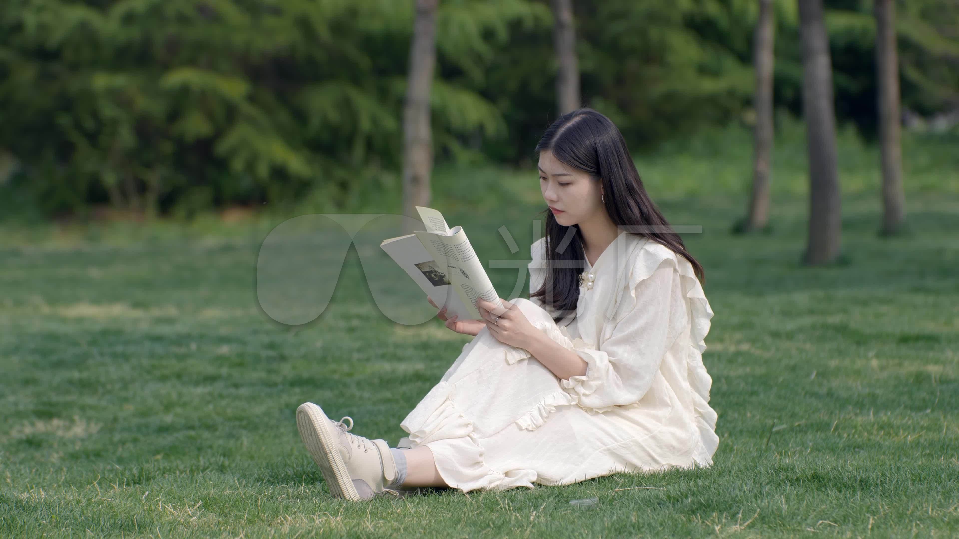 坐在校園草坪上看書的女學生圖片素材-JPG圖片尺寸6720 × 4480px-高清圖案500635847-zh.lovepik.com