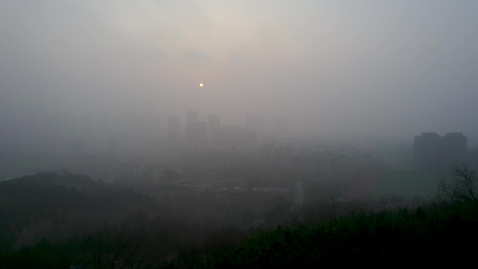 航拍青岛浮山下大雾弥漫的早晨