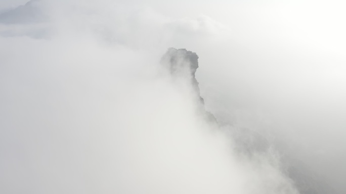 云雾里环绕梵净山