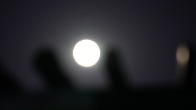 空境朦胧月亮
