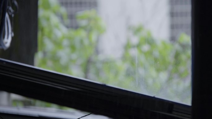 大雨 雨棚 溅起水花 升格 4K