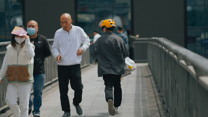 为生活奔波的基层人