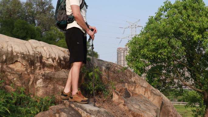 外模背着登山包登山素材