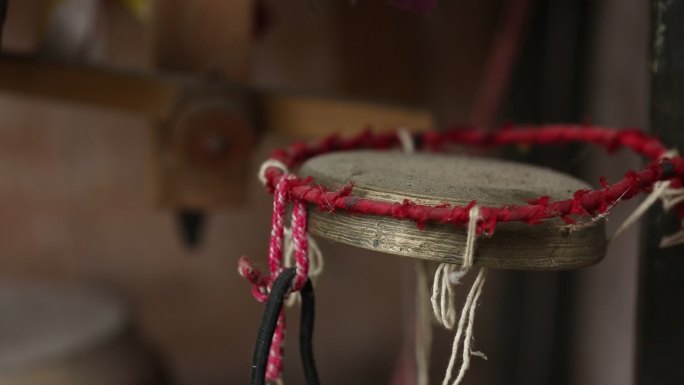 中国民间传统乐器锣镲敲打特写