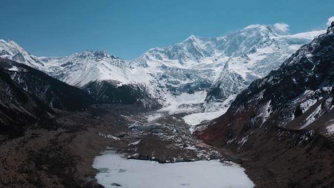 雪山冰湖视频青藏高原雪峰下结冰的湖面