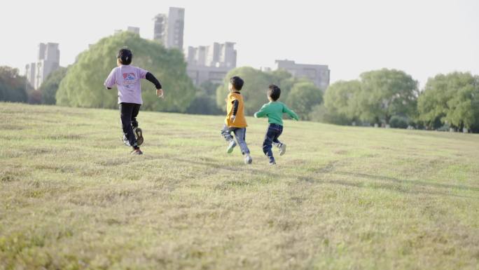 4k儿童草地跑步踢球航拍