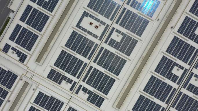 航拍工厂厂房与楼顶太阳能发电板