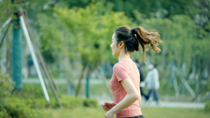 4K青春活力美女逆光跑步 奔跑的青年