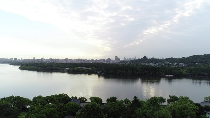 杭州西湖清晨平静湖面-苏堤-小瀛洲-城市