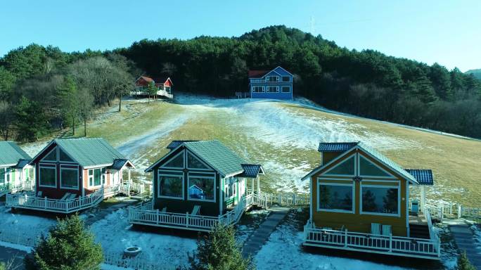 冬季山区旅游度假村别墅航拍