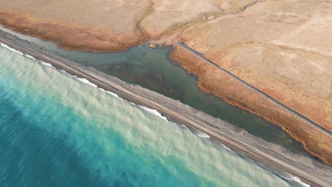 赛里木湖4k航拍秋天撞色湖岸线