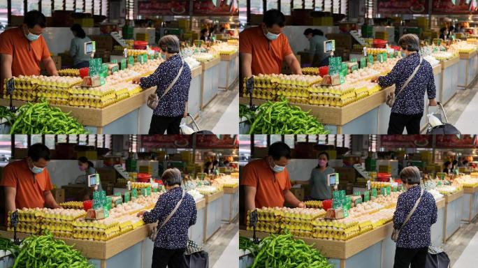 4K正版-农贸市场居民买菜买鸡蛋视频素材