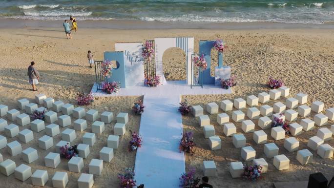 海滩上举行婚礼的布景和场地