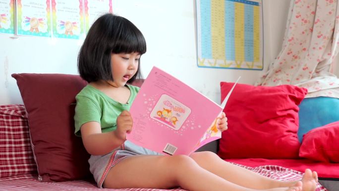 一个人读书的中国女童