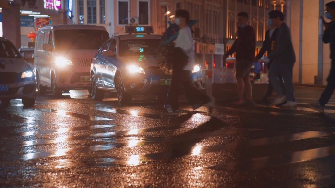 雨天夜景繁华街道路口人群