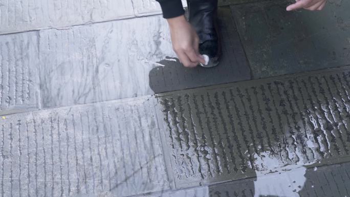 雨后路面 离去 沉重感 路面倒影  脚步