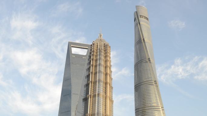 仰拍上海地标建筑天空