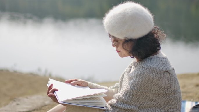 妇女在湖边读书