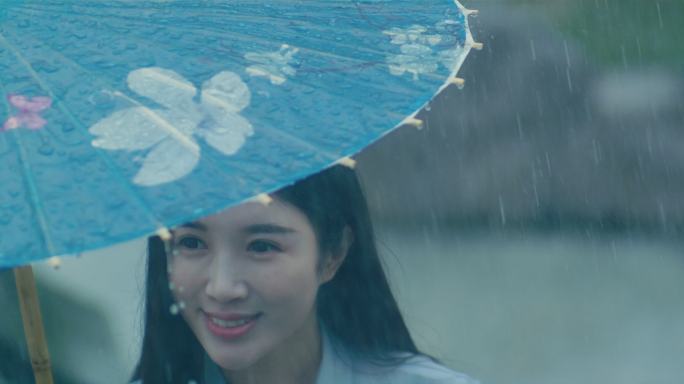 江南水乡园林 打伞的女子旗袍雨季湿润小雨