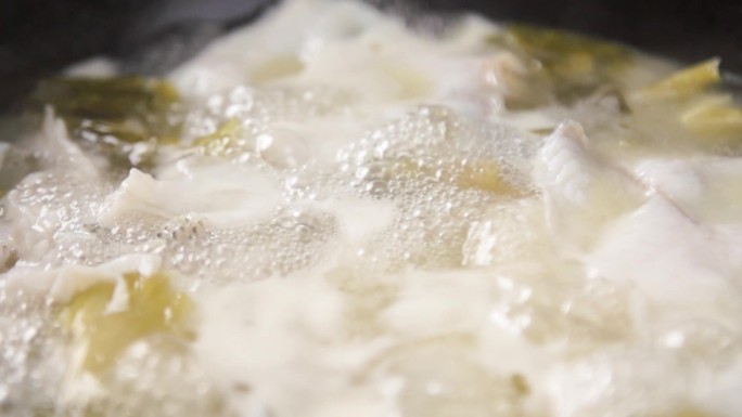 沸煮的酸菜鱼锅实拍升格素材