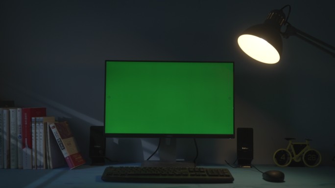 光影在电脑前走过打开电脑前的台灯