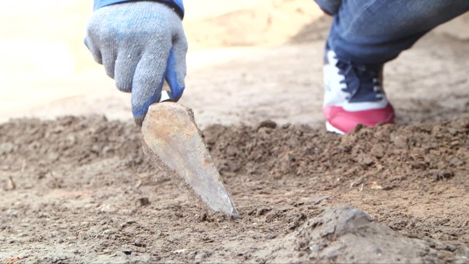 考古记录挖掘铲土挖土测量B002