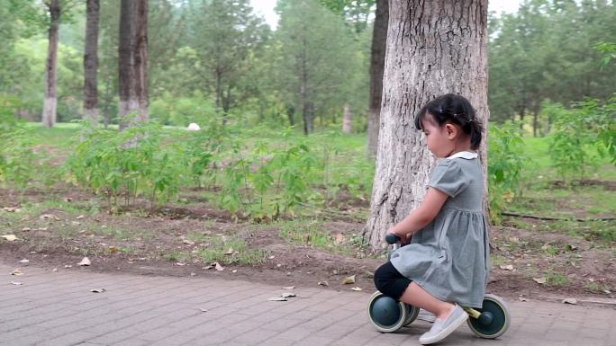 玩平衡车的中国女童