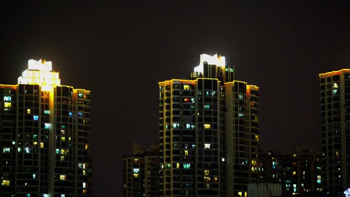 城市夜晚高层住宅群