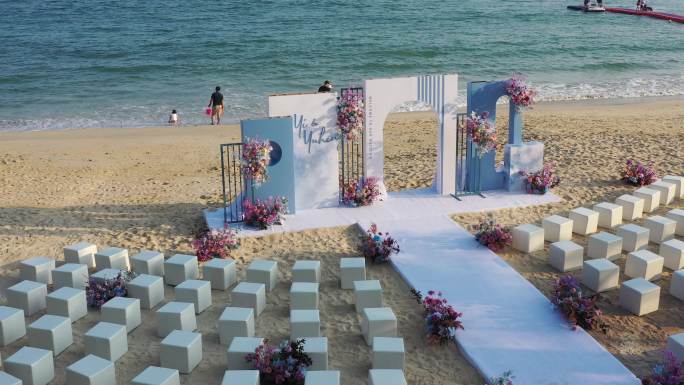 海滩上举行婚礼的布景和场地