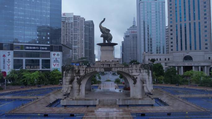 雨中金湖广场大象雕塑希区柯克变焦人流车流