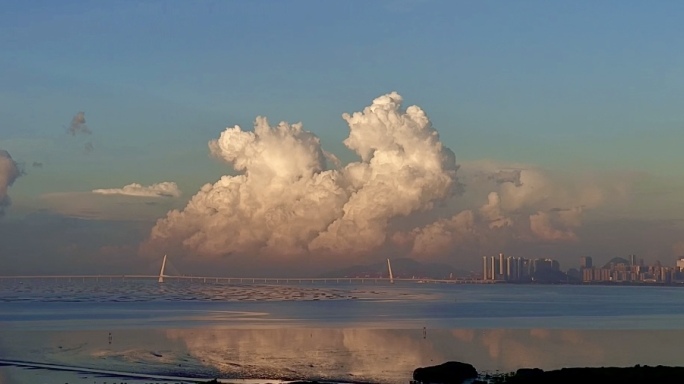 清晨的深圳湾海面蓝天白云 晴空万里