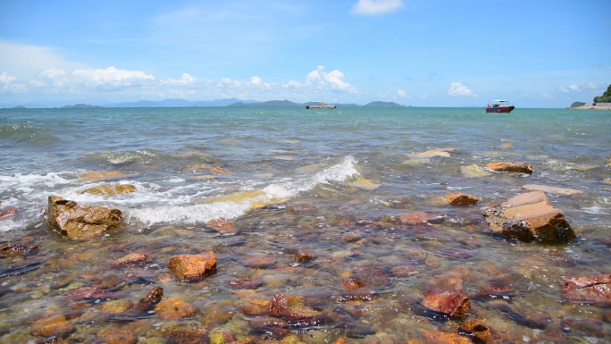 4k海浪冲刷着礁石