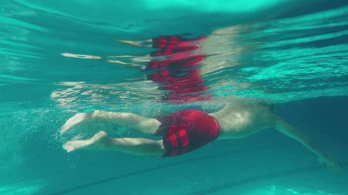 水下摄影男子游泳